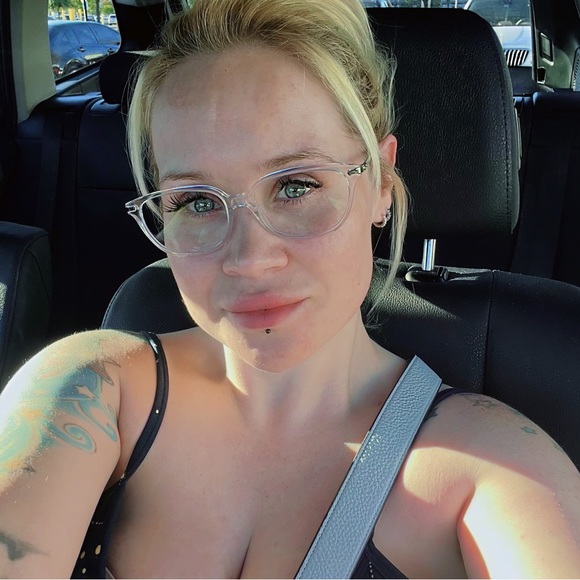 Meet your Posher, Kristen - Picture 1 of 4